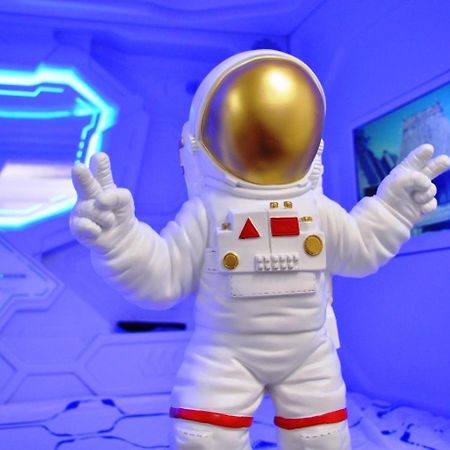 Cosmos Capsule Coworking London Hotell Exteriör bild