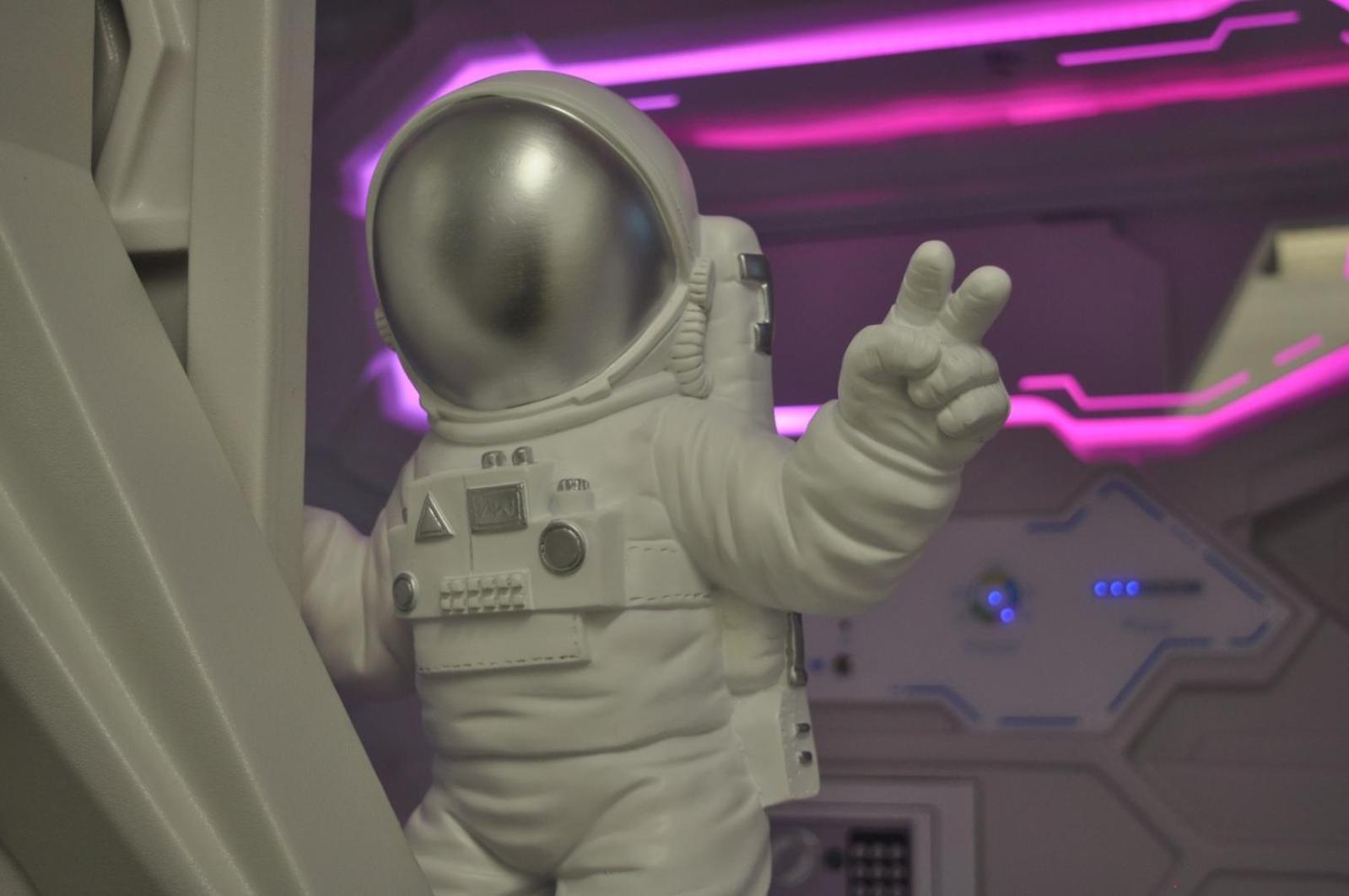 Cosmos Capsule Coworking London Hotell Exteriör bild