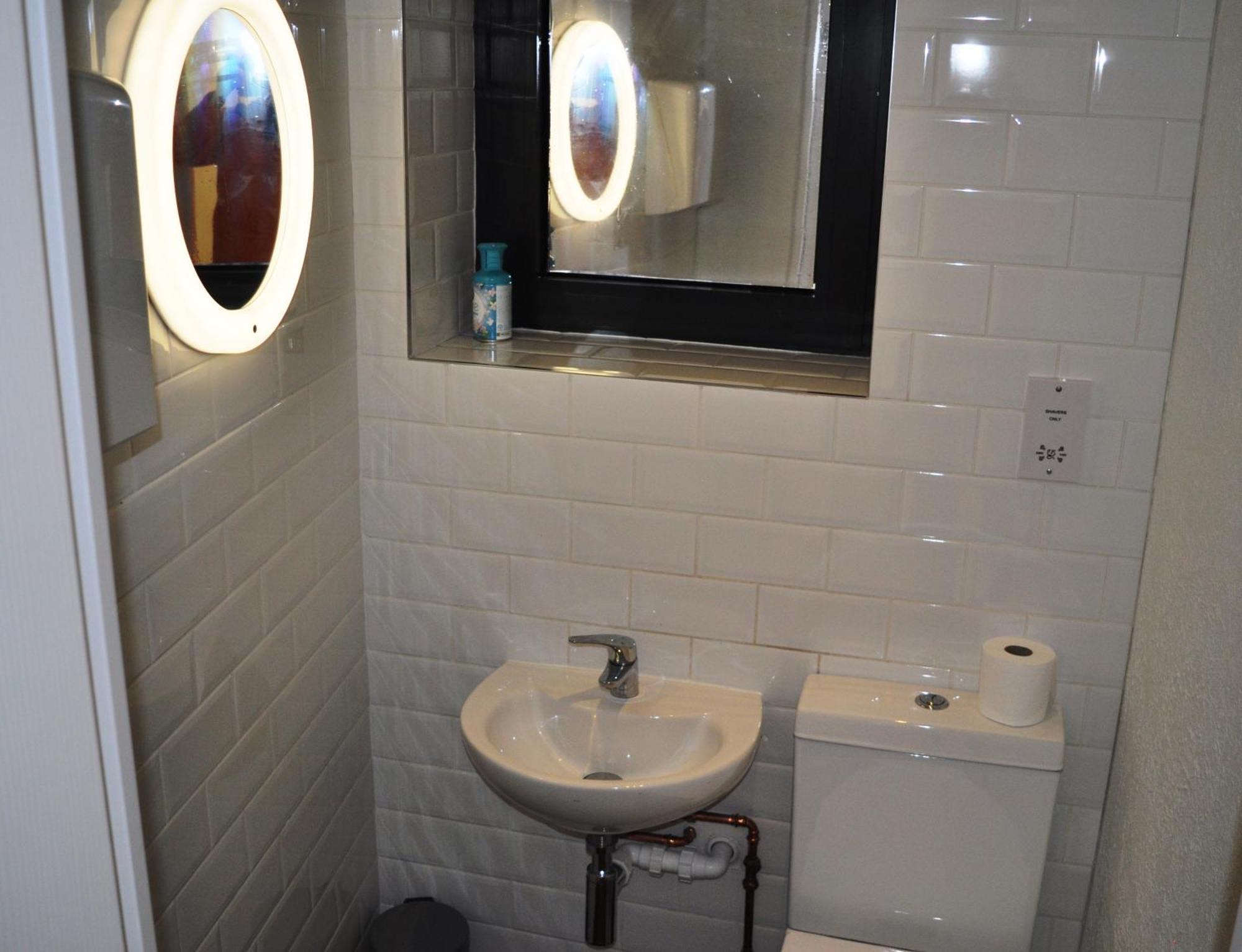 Cosmos Capsule Coworking London Hotell Exteriör bild