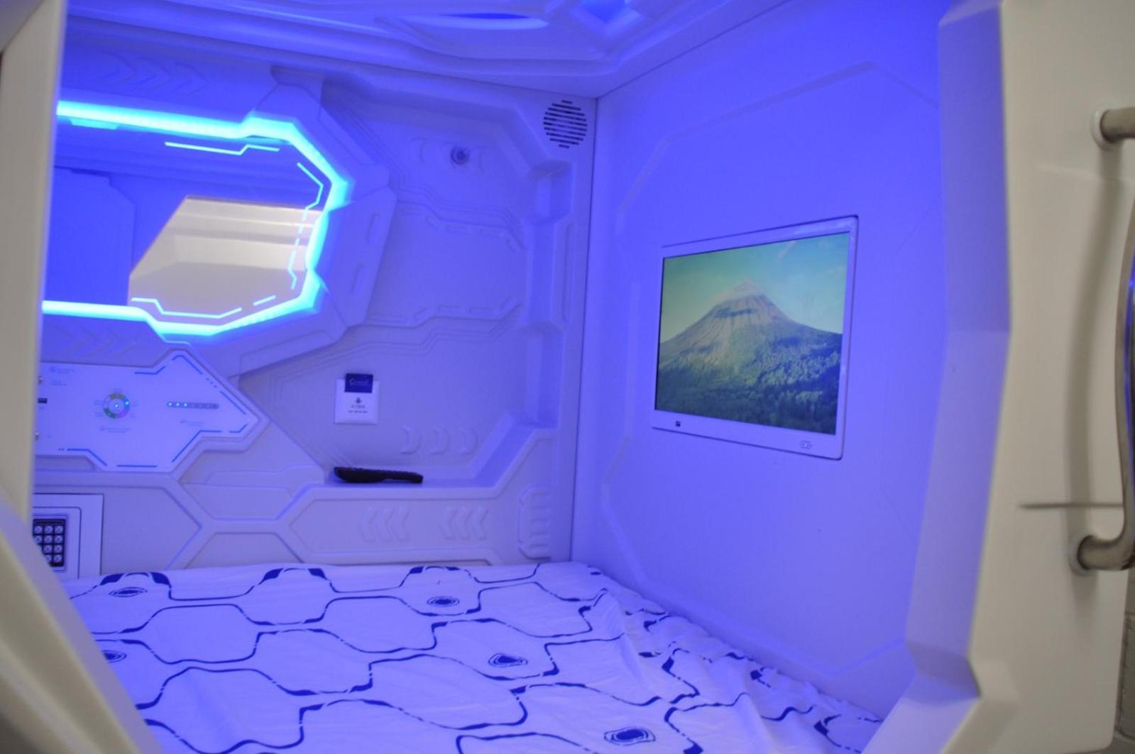 Cosmos Capsule Coworking London Hotell Exteriör bild