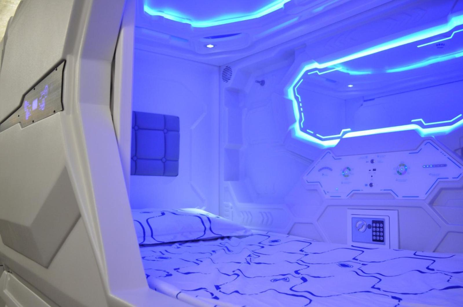 Cosmos Capsule Coworking London Hotell Exteriör bild
