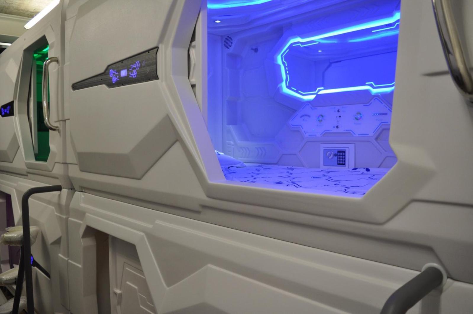 Cosmos Capsule Coworking London Hotell Exteriör bild